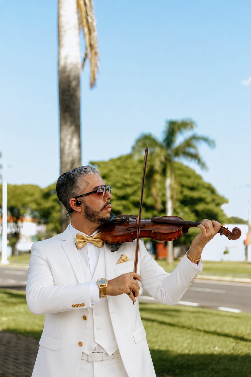 Fabricio Porto tocando violino durante uma apresentação musical